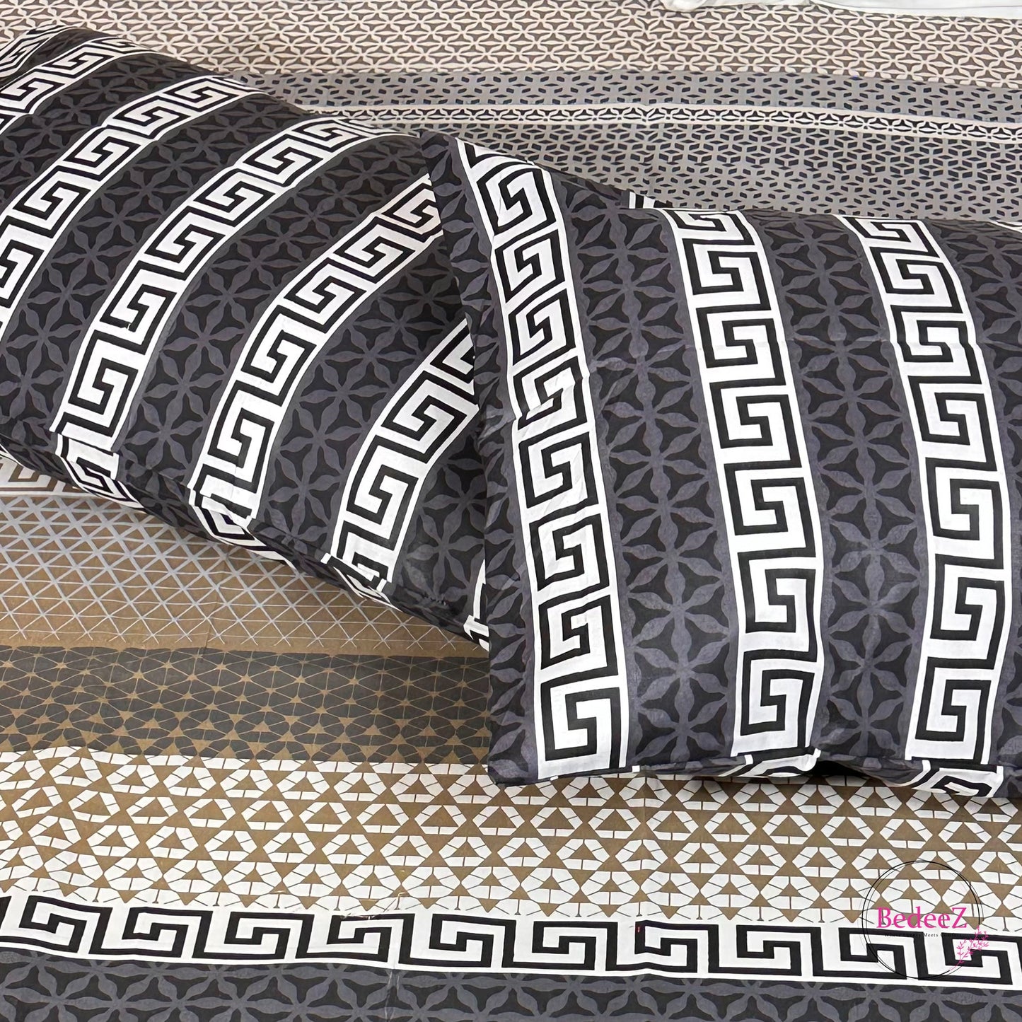 Modern Geometric Elegance Double Bed Bedsheet Set