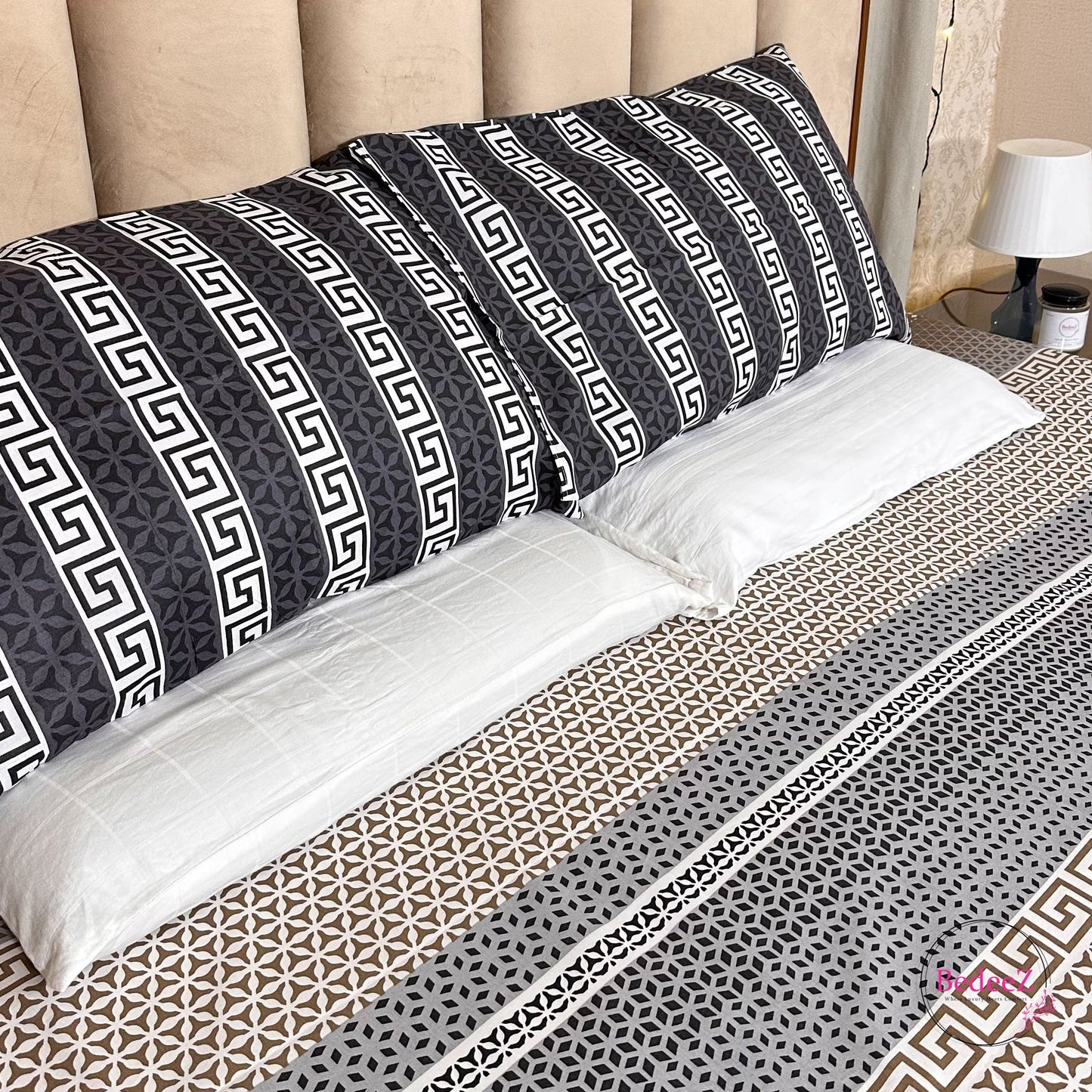Modern Geometric Elegance Double Bed Bedsheet Set