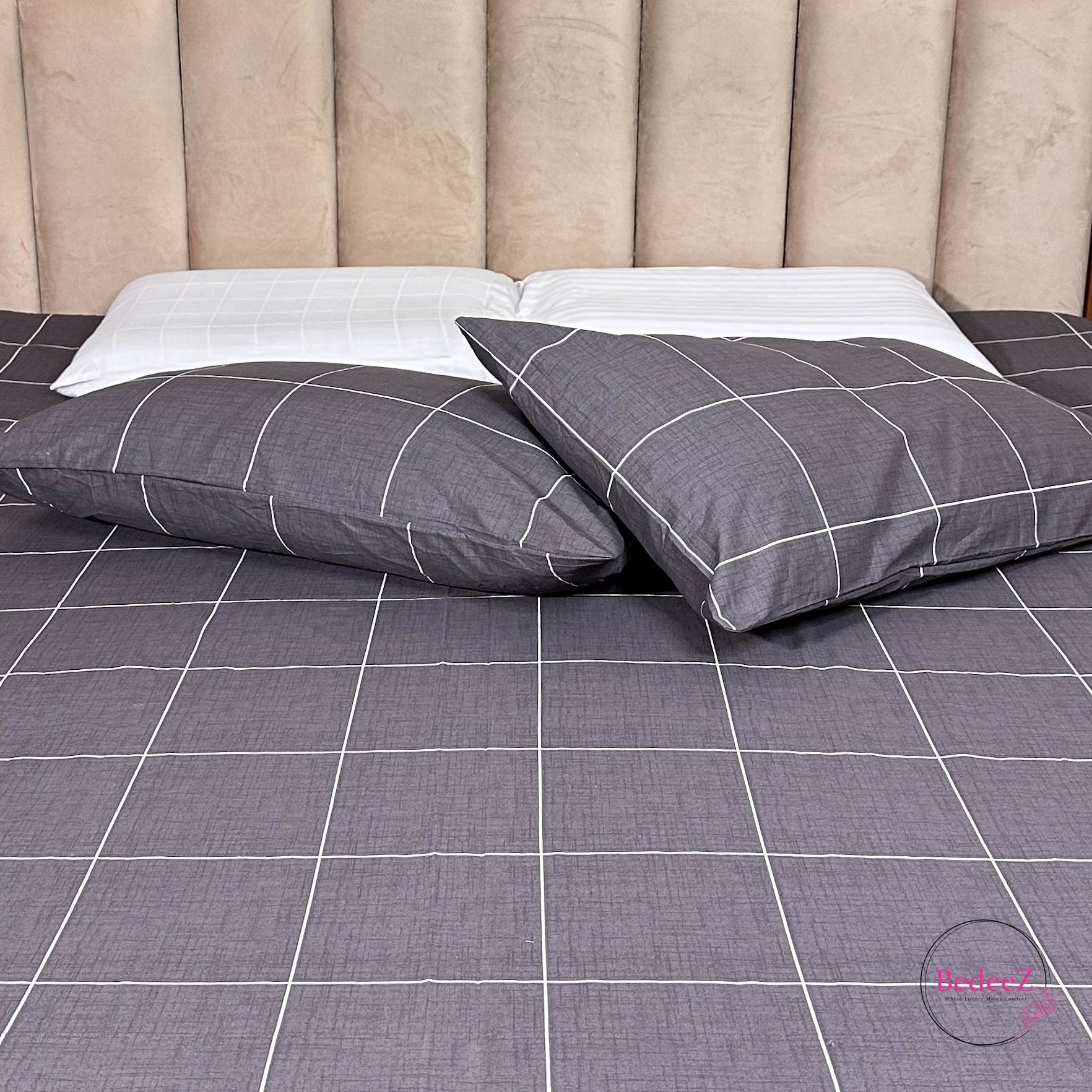 Classic Charcoal Grid Double Bed Bedsheet Set (3)